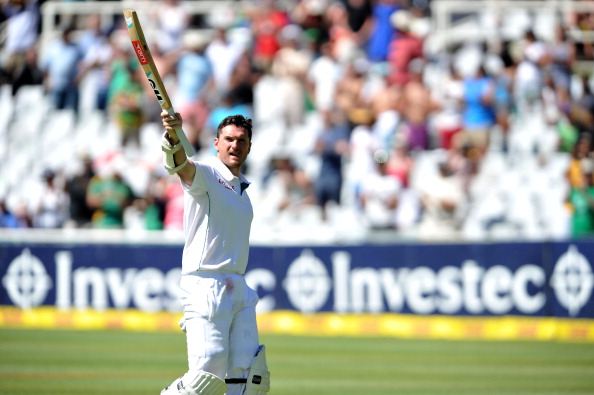 South Africa's captain Graeme Smith salutes the crowd after playing his last international Test on Day 4 of the third Test match between South Africa and Australia at Newlands on March 4, 2014 in Capetown. AFP PHOTO / Luigi Bennett        (Photo credit should read Luigi Bennett/AFP/Getty Images)